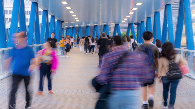 时光流逝:香港中环的天空步道上挤满了游客视频素材