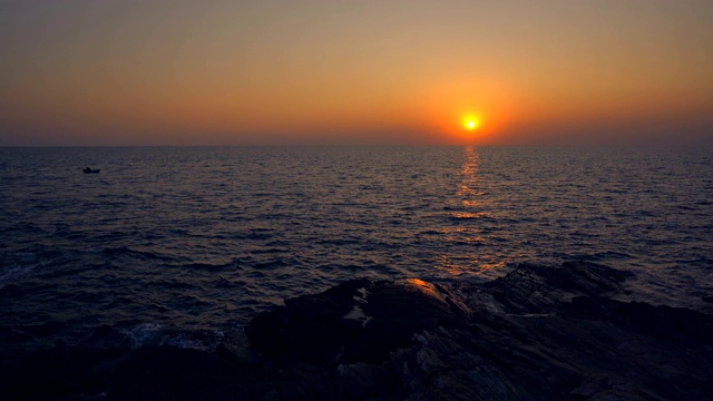 海滩上的日落和黑暗美丽的阳光。这片海滩位于泰国南部攀牙府的塔夸帕区，安达曼海沿岸。视频素材