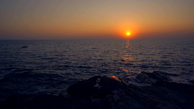 海滩上的日落和黑暗美丽的阳光。这片海滩位于泰国南部攀牙府的塔夸帕区，安达曼海沿岸。视频素材