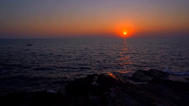 海滩上的日落和黑暗美丽的阳光。这片海滩位于泰国南部攀牙府的塔夸帕区，安达曼海沿岸。视频素材