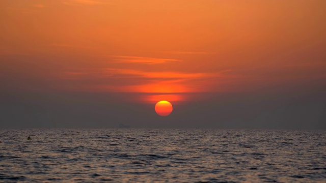 海滩上的日落和黑暗美丽的阳光。这片海滩位于泰国南部攀牙府的塔夸帕区，安达曼海沿岸。视频素材