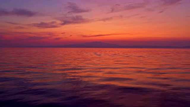 鸟瞰大海和美丽的日落视频素材