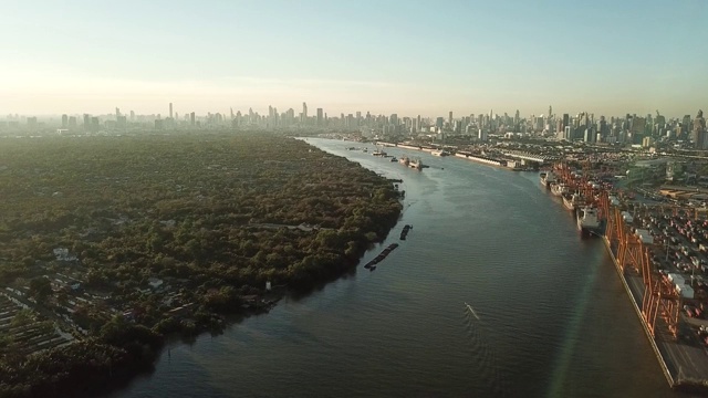 阳光城市天际线城市景观河流无人机视图船海港森林银行视频下载