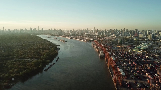 阳光城市天际线城市景观河流无人机视图船海港森林银行视频下载