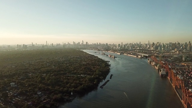 阳光城市天际线城市景观河流无人机视图船海港森林银行视频素材