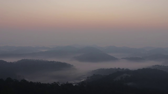 黎明的山与云海视频素材