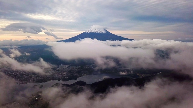 航拍富士山上空的云彩和天空日出时间，山川町视频素材