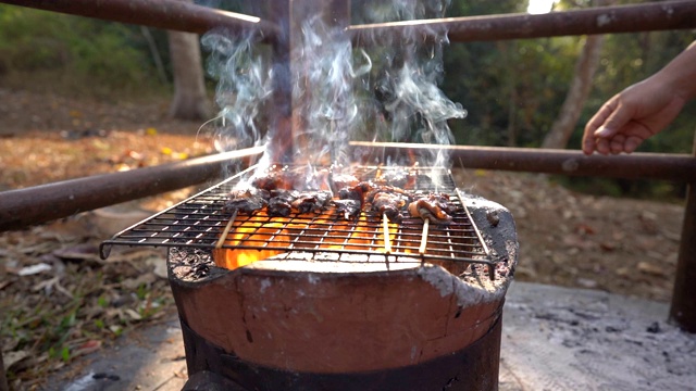 近手烤肉露营在山上视频素材