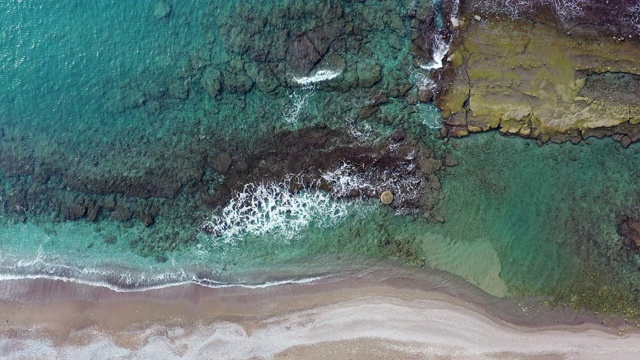 美丽的大海和海滩鸟瞰图视频素材