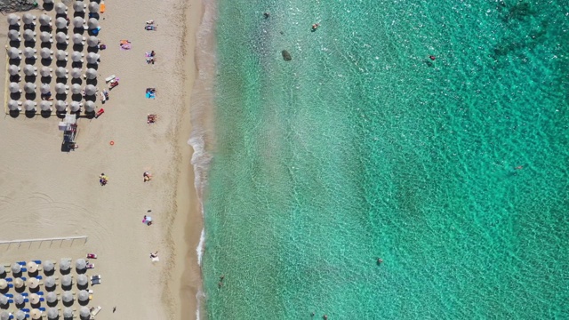 在希腊克里特岛的法拉萨那海滩，水晶水，金色的沙子，无尽的沙绿松石沙滩的无人机视频。著名的Falasarna(也称为Falassarna或Phalasarna)。视频素材