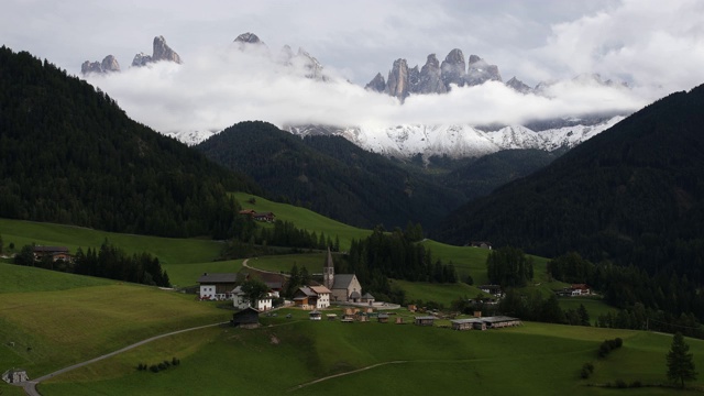 圣玛达莱娜(Magdalena)村庄，背景是雄伟的Gruppo delle Odle山脉，Val di Funes山谷，特伦蒂诺上阿迪杰地区，意大利，欧洲。意大利白云石的日落。视频素材