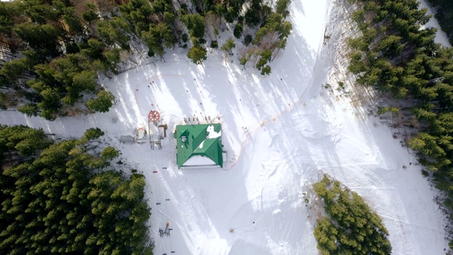 鸟瞰图滑雪缆车在明亮的冬日视频素材