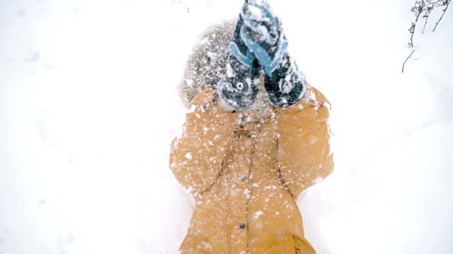 男孩躺在雪地里，手里拿着两把，发出阵阵掌声视频素材