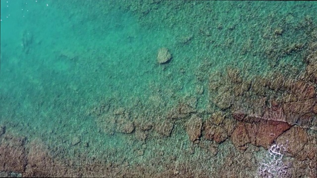 美丽的大海和海滩鸟瞰图视频素材