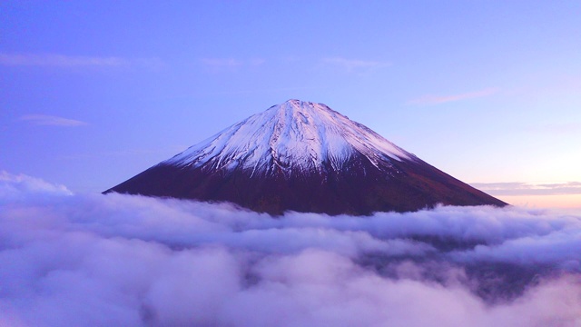 早晨的富士山鸟瞰图，有很多云。视频素材