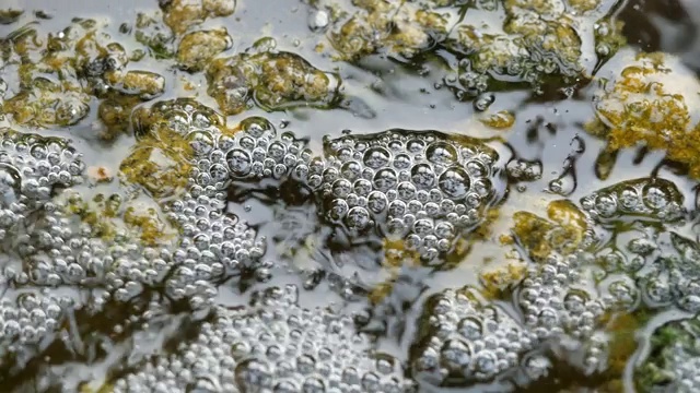 在污水处理池中，白色的泡沫在褐色的水面上游动视频素材