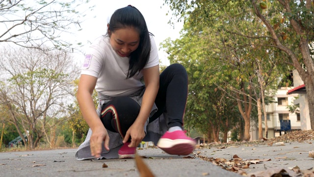 女运动员在公园跑步训练时碰到了疼痛的脚踝扭伤。女性在运动后脚踝疼痛。视频素材