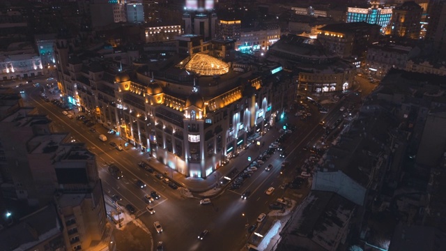 市中心夜晚街道的鸟瞰图视频素材