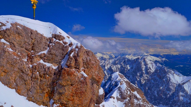 Zugspitze山顶的十字路口视频素材