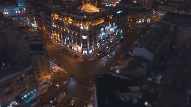 市中心夜晚街道的鸟瞰图视频素材