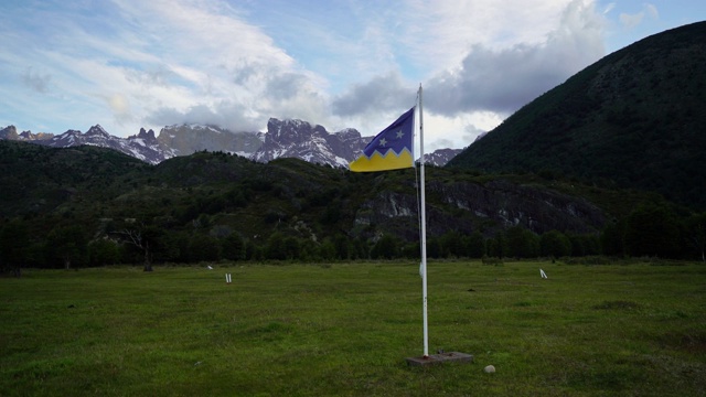 风景秀丽的巴塔哥尼亚旗在山区在托雷斯德尔潘恩国家公园视频素材