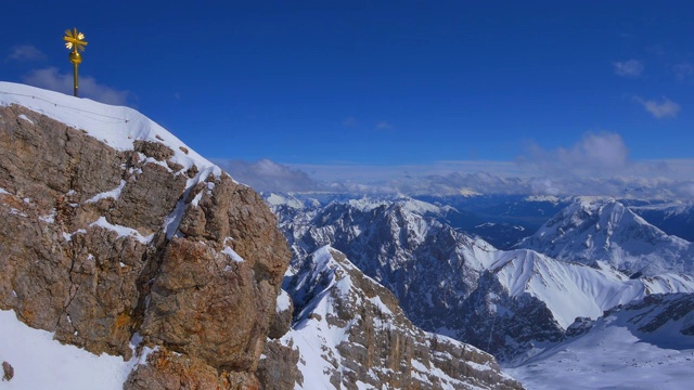 Zugspitze山顶的十字路口视频素材