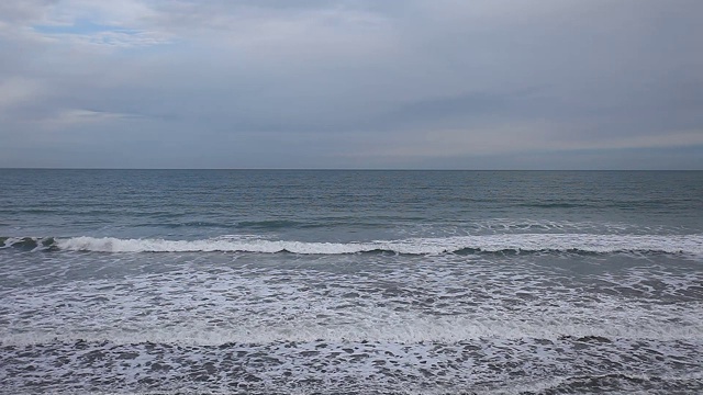 海浪在水面上，海边白天在阴天。视频素材