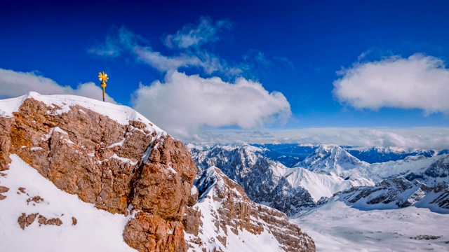 Zugspitze山顶的十字路口视频素材