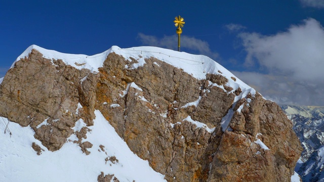 Zugspitze山顶的十字路口视频素材