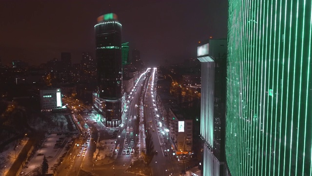 市中心夜晚街道的鸟瞰图视频素材