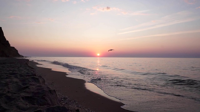 日出时俯瞰大海。美丽的海上风景。视频素材