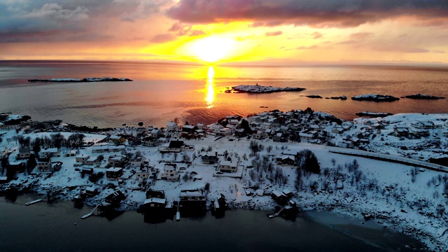 日出在地平线上的罗浮敦群岛和斯堪的纳维亚村庄在冬天在挪威视频素材