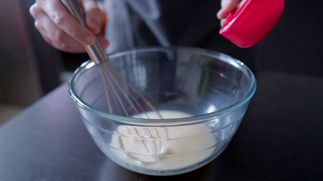 制作可丽饼面糊-加糖视频素材