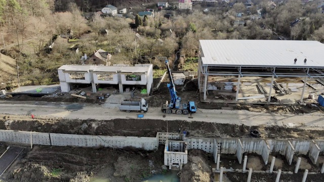 飞行在未完工的大石屋附近。建筑商正在盖房子。视频素材