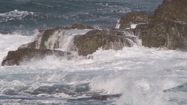 英国康沃尔，暴风雨的海浪冲击多岩石的海岸视频素材