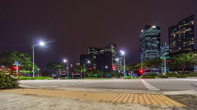 交通延时在市中心与商务区大楼在晚上，新加坡，时间推移视频视频素材