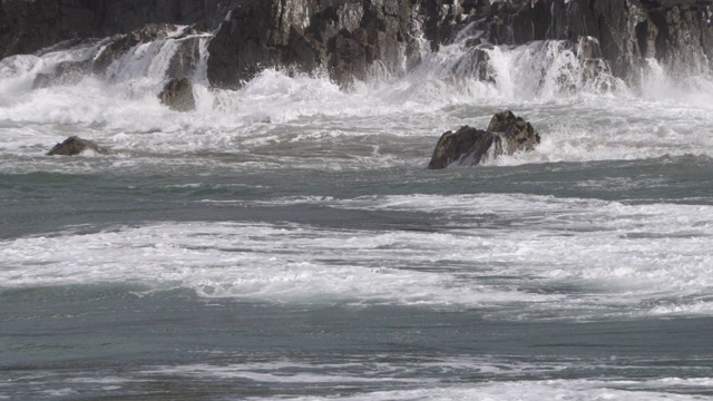 英国康沃尔，暴风雨的海浪冲击多岩石的海岸视频素材