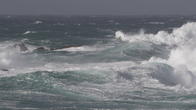 英国康沃尔，暴风雨的海浪冲击多岩石的海岸视频素材