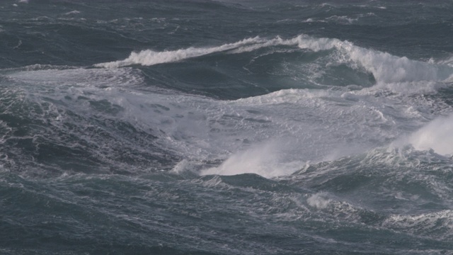 英国康沃尔，暴风雨的海浪冲击海岸视频素材