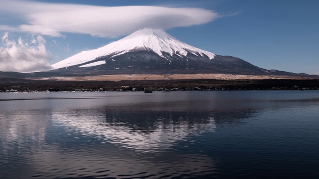 富士山上的透镜状云(延时/平移)视频素材