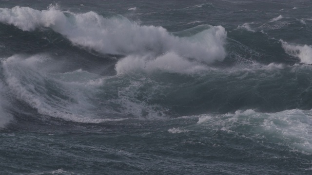 英国康沃尔，暴风雨的海浪冲击海岸视频素材