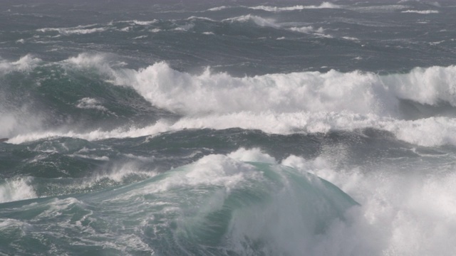 英国康沃尔，暴风雨的海浪冲击多岩石的海岸视频素材