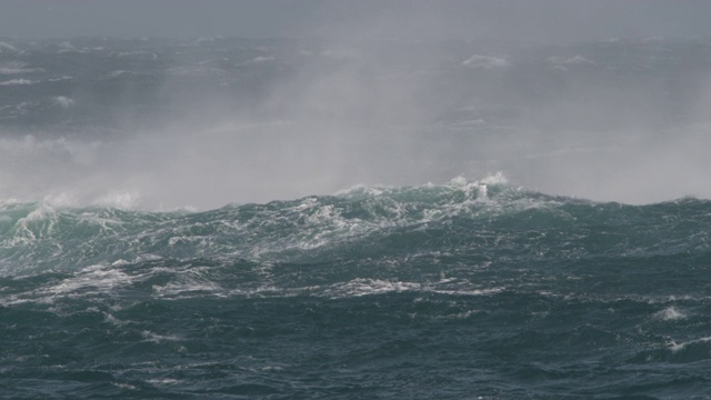 英国康沃尔，暴风雨的海浪冲击海岸视频素材