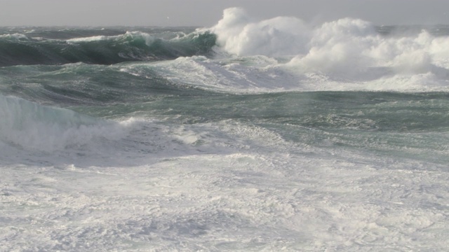 英国康沃尔，暴风雨的海浪冲击海岸视频素材