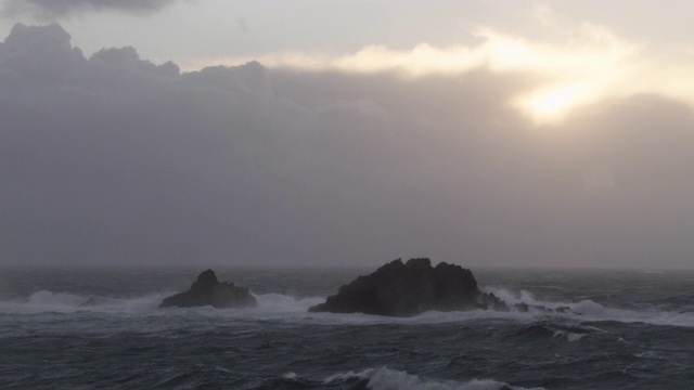 英国康沃尔，暴风雨的海浪撞击岩石视频素材