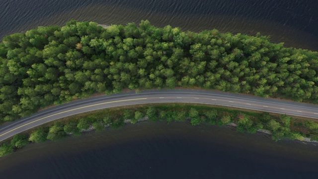 风景鸟瞰图的道路通过芬兰湖视频素材