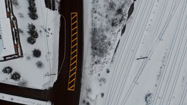 冬天下大雪时，城市街道上的汽车被积雪覆盖视频素材