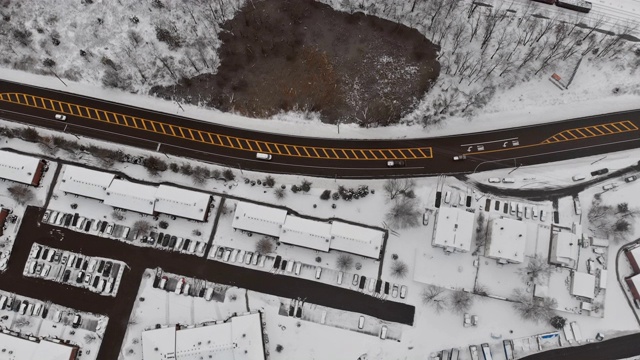 在城市的小镇屋顶上，在冬天的时候可以从鸟瞰被雪覆盖的房屋视频素材