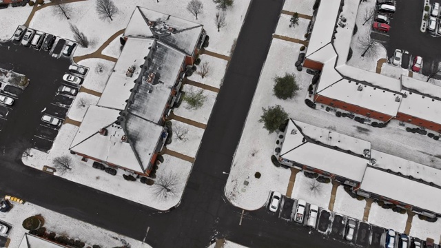 雪覆盖的屋顶和街道在公路和房屋的鸟瞰图冬季景观。视频素材