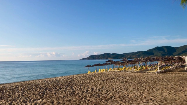 天堂萨提海滩和清晨空无一人的日光浴床视频素材